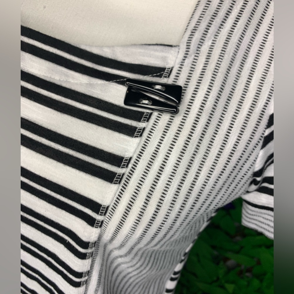 Onque Casuals Women’s M Black White Striped Button Accent Top - Picture 2 of 10
